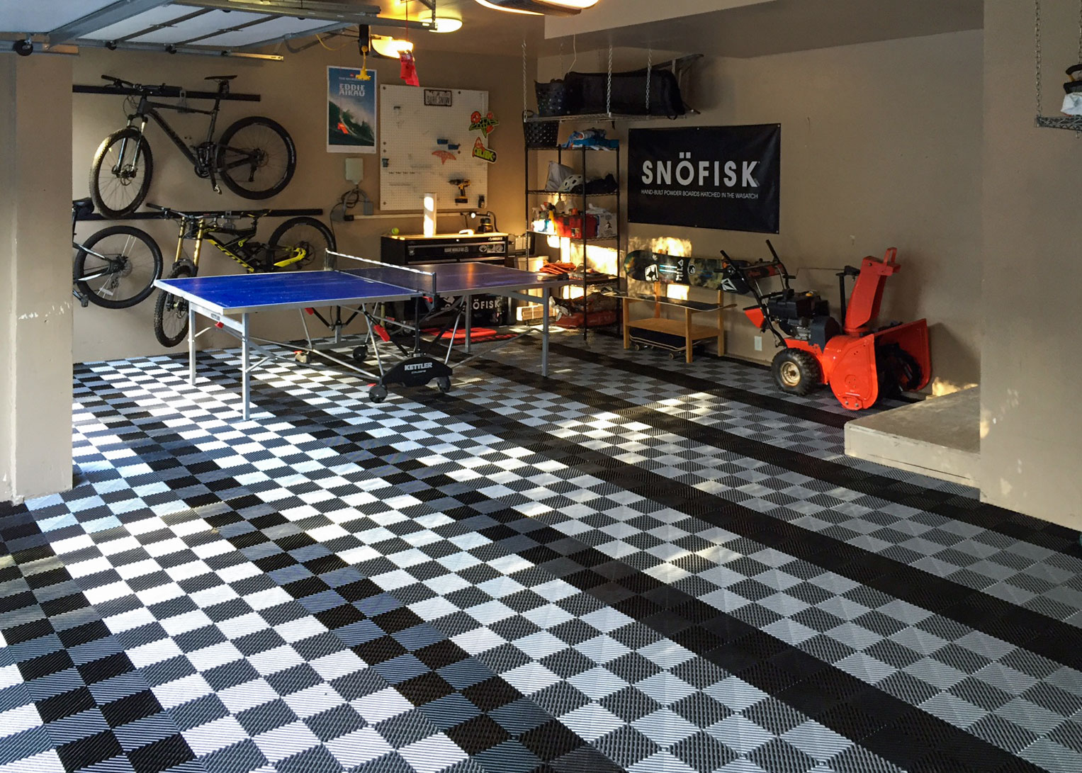 free flow grage floor with stripes